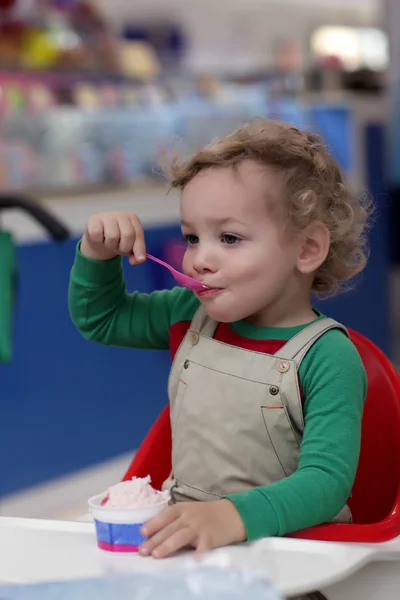 Niño comiendo helado — Foto de Stock