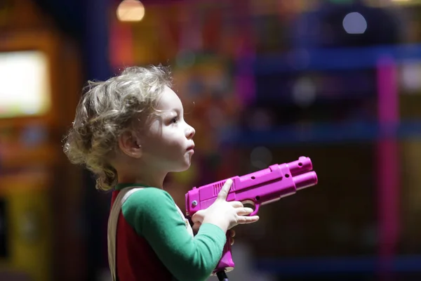 Criança com pistola — Fotografia de Stock