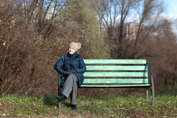 Woman on bench — Stock Photo, Image