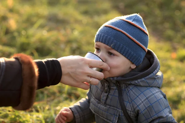 Niño bebe té —  Fotos de Stock