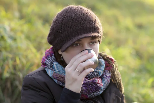 Woman drinks tea — Stock Photo, Image