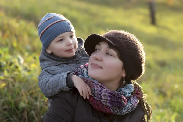 Çimlerin üzerinde bir aile — Stok fotoğraf