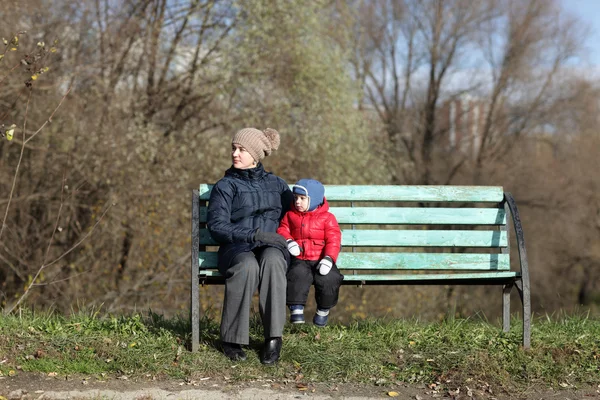 Matka z synem na ławce — Zdjęcie stockowe