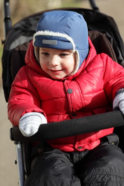 Junge in roter Jacke — Stockfoto