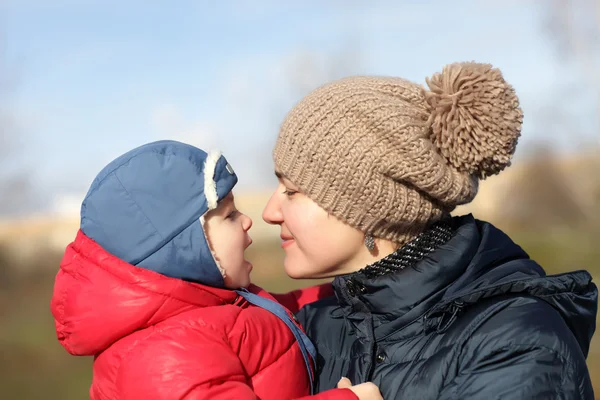 Bambino abbraccio madre — Foto Stock