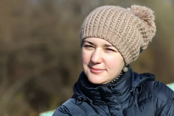 Frau im Herbst — Stockfoto