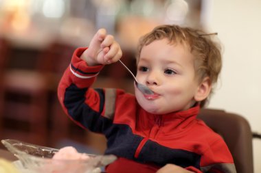 çocuğu olan dondurma