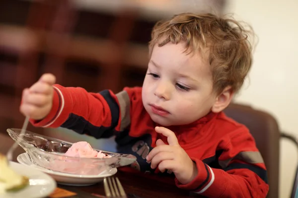 Bambino che mangia gelato — Foto Stock