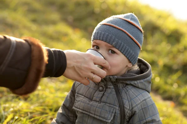 Toddler drinks tea — Stock Photo, Image