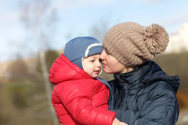 Modern som håller hennes son — Stockfoto