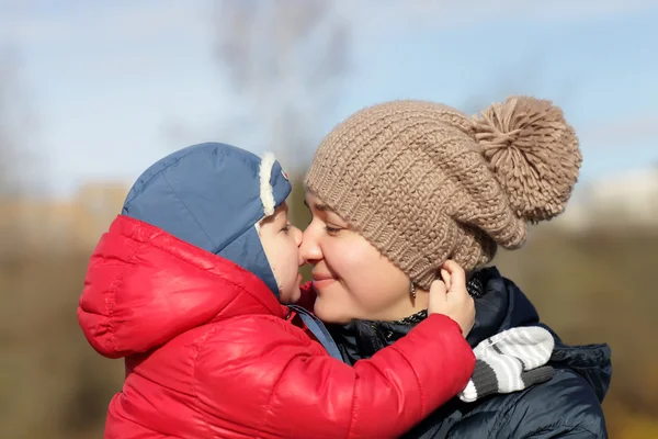 Filho beijando sua mãe — Fotografia de Stock