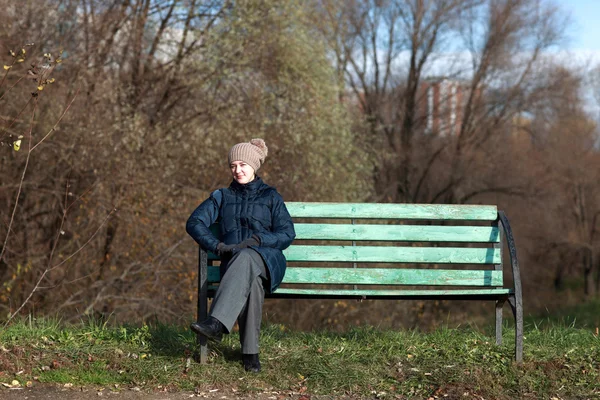 Женщина отдыхает на скамейке — стоковое фото