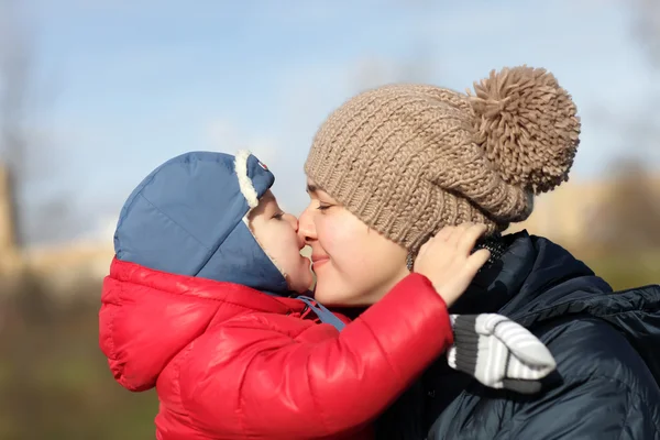 Bambino baciare sua madre — Foto Stock