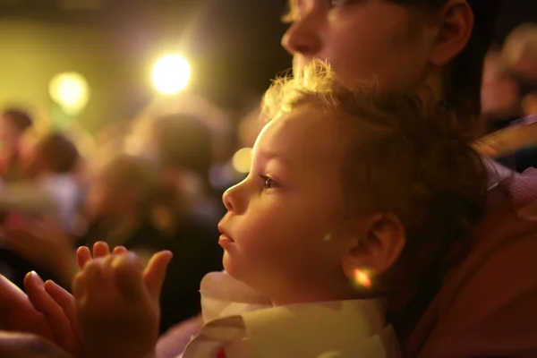 Famille dans le théâtre — Photo