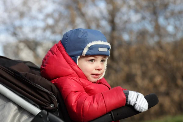 Niño en chaqueta roja — Foto de Stock
