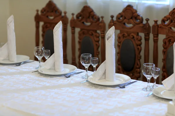 Glasses and napkins on table — Stock Photo, Image