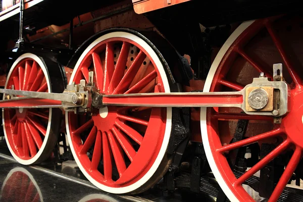 Колеса железнодорожного локомотива — стоковое фото