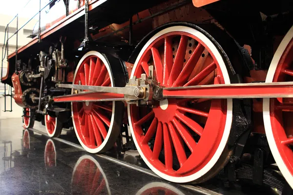 바퀴의 오래 된 기차 — 스톡 사진