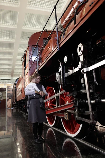 Family and old locomotive — Stock Photo, Image