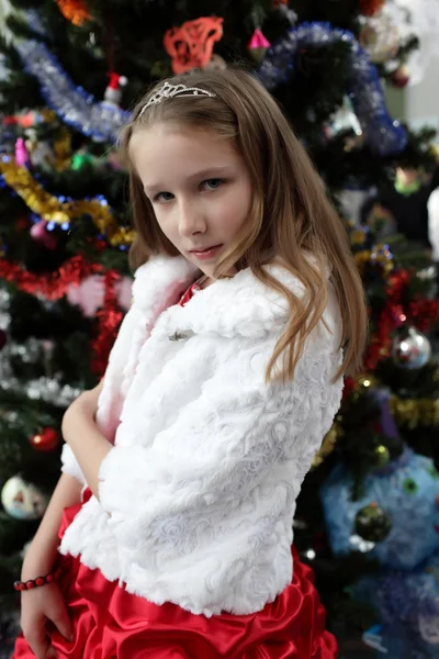 Chica y árbol de Navidad — Foto de Stock