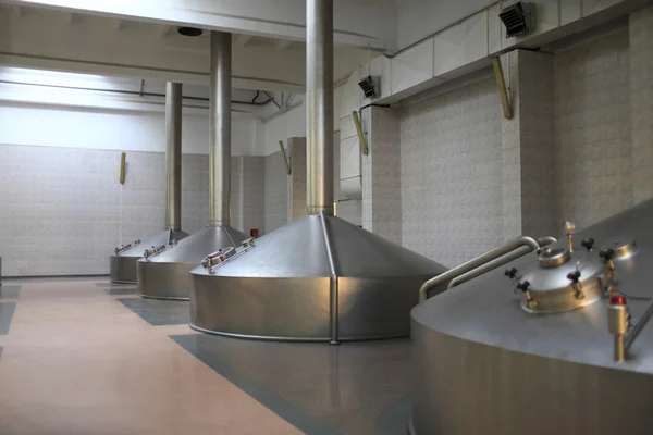 Vista de cubas de fermentação inoxidável — Fotografia de Stock