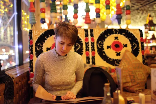 Woman choosing dish — Stock Photo, Image