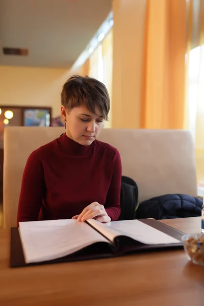 Vrouw kijken naar menu — Stockfoto