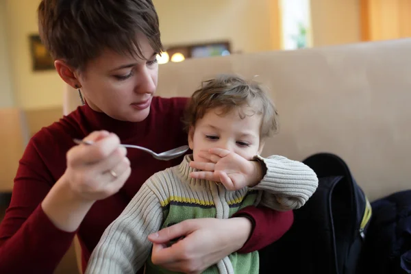 Son refuses to eat — Stock Photo, Image