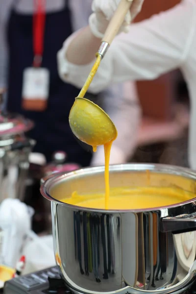 シェフの調理カボチャのスープ — ストック写真