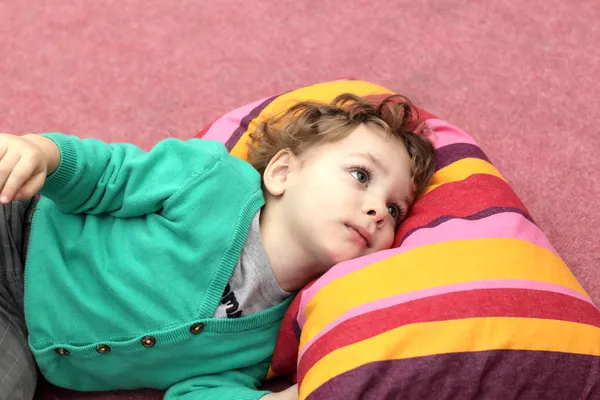 Kid is liggend op tapijt — Stockfoto