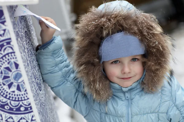 Jongen met letter voor santa claus — Stockfoto