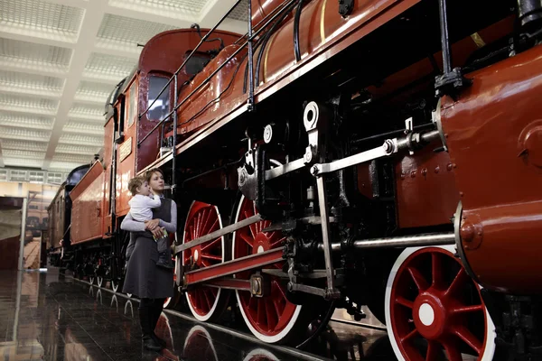 Rodina v železničním muzeu — Stock fotografie