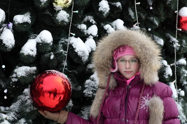 Dívka u vánočního stromu — Stock fotografie