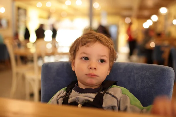 Ребенок за столом — стоковое фото