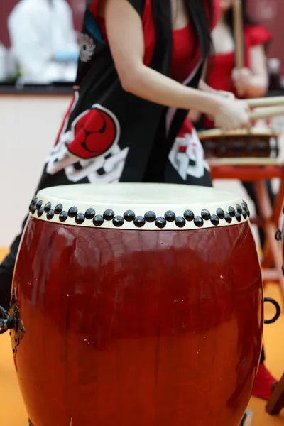 Músico com tambor vermelho — Fotografia de Stock