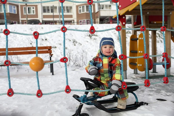 Мальчик на снегоходе — стоковое фото