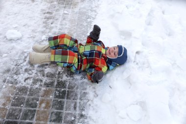 kar altında yatan çocuk