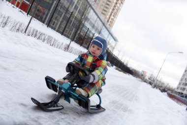 Çocuk slaytlar üzerinde kar scooter