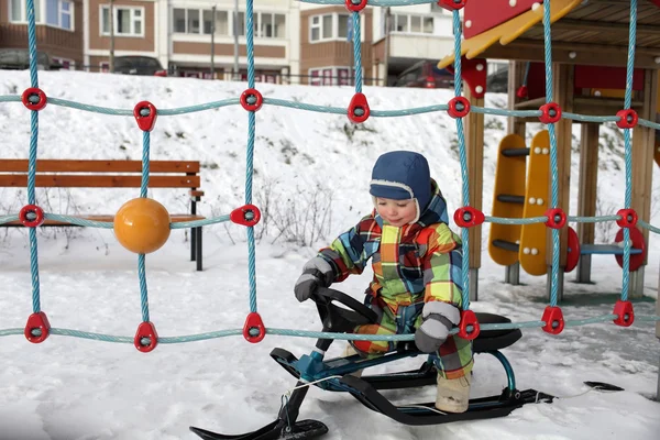 Kind op een sneeuwscooter — Stockfoto