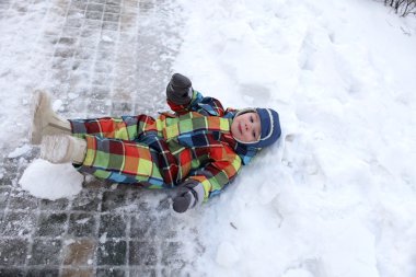 kar altında yatan oğlan