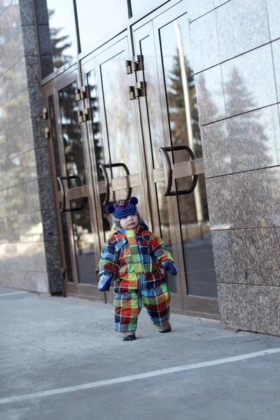 Child next to the business center — Stock Photo, Image