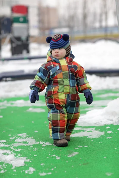 Dziecko chodzenie na placu zabaw — Zdjęcie stockowe