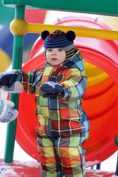 Enfant sérieux à l'aire de jeux — Photo