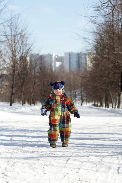 Dítě procházky v parku — Stock fotografie