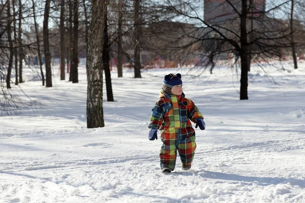 Kid walking in park — Stock Photo, Image