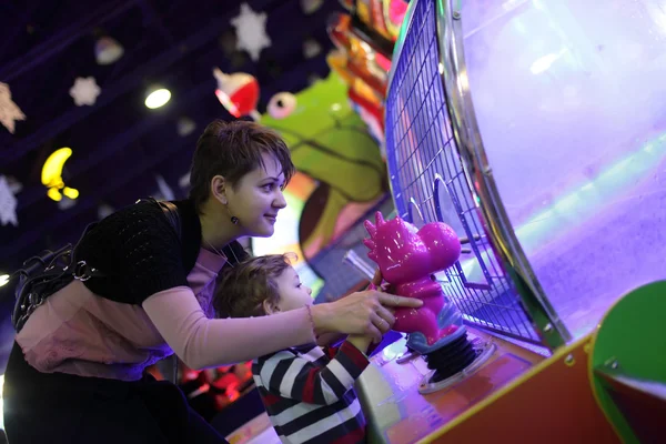 Familia jugando en la diversión — Foto de Stock