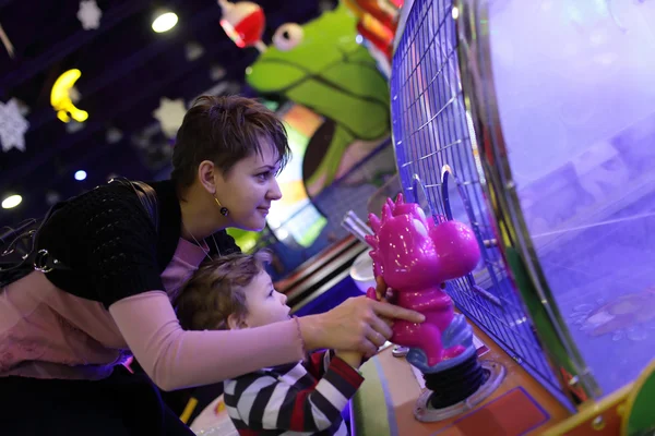 Família jogando com máquina de jogos — Fotografia de Stock