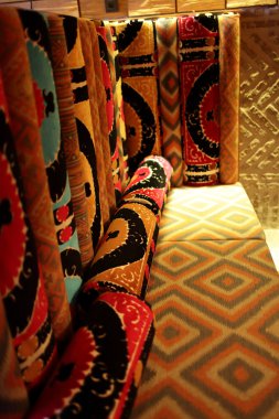 kanepede yastık rulo