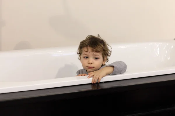 Одягнена дитина у ванній — стокове фото