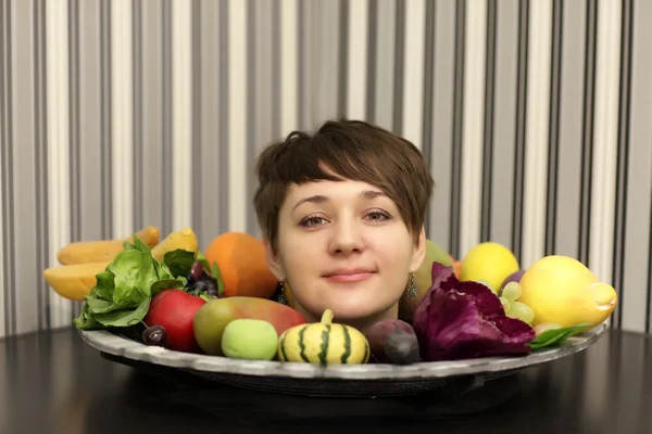 Девушка и тарелка фруктов — стоковое фото
